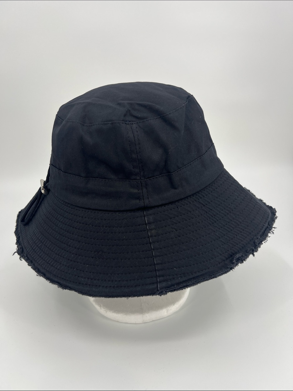 Jacquemus Black Frayed-Edge Wide Bucket Hat - Picture 4 of 9